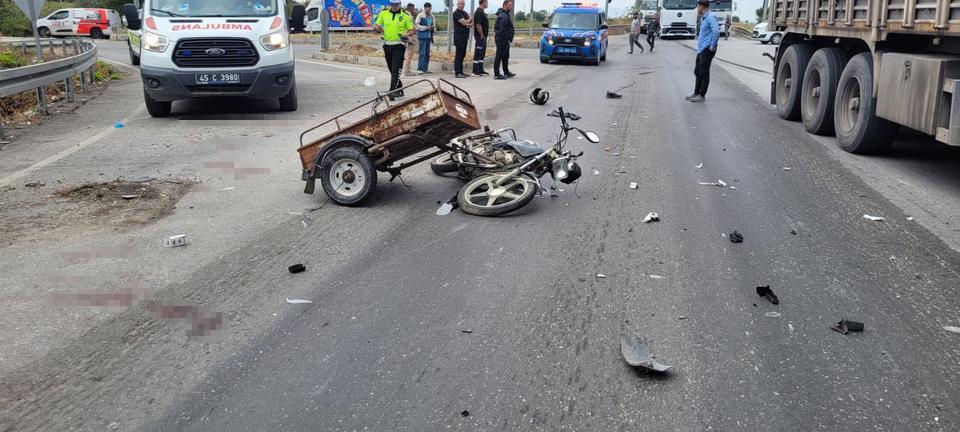 Manisa’da sepetli motosiklet tırla çarpıştı: 1 ölü