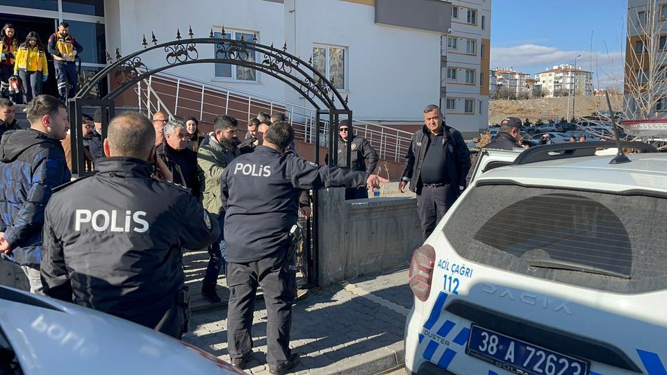 Tüfekle oğlunu vurup kendini eve kapattı