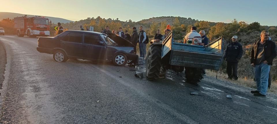 BALIKESİR'DE TRAKTÖR İLE OTOMOBİL KAZA YAPTI: 2 ÖLÜ