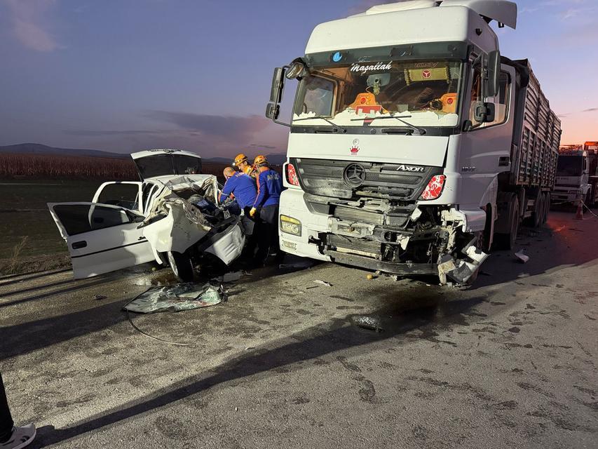 Tırın otomobili kağıt gibi ezdiği kazada 3 kişi hayatını kaybetti