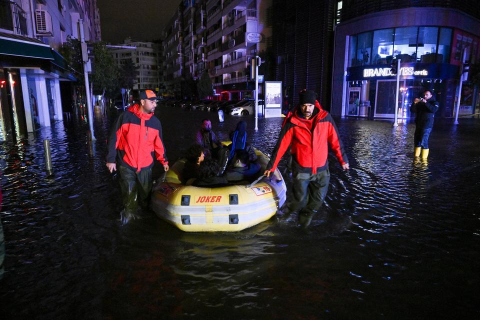 İzmir'de deniz taştı, sokaklar su altında kaldı