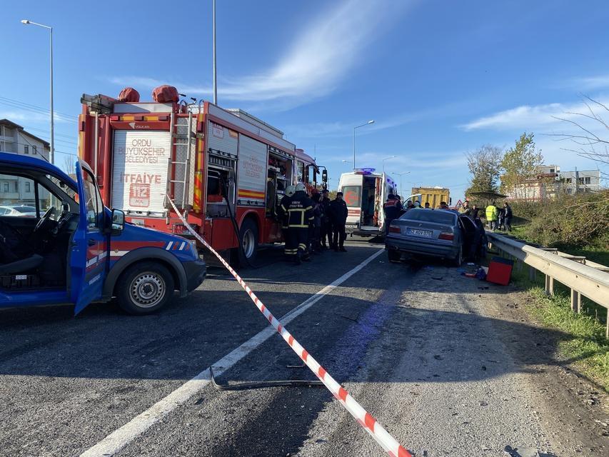 OTOMOBİL, KAVŞAKTAN DÖNEN KAMYONA ARKADAN ÇARPTI: 3 ÖLÜ