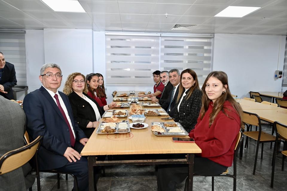 Kaymakam Doğru, öğrencilerle iftarda buluştu