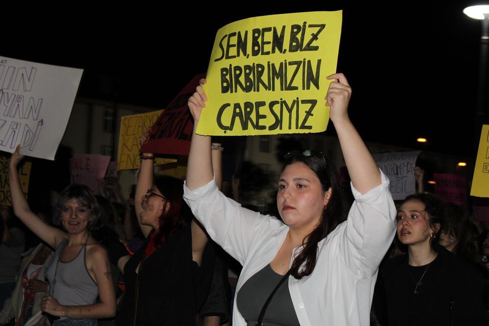 ÇANAKKALE'DE KADIN CİNAYETLERİ PROTESTO EDİLDİ