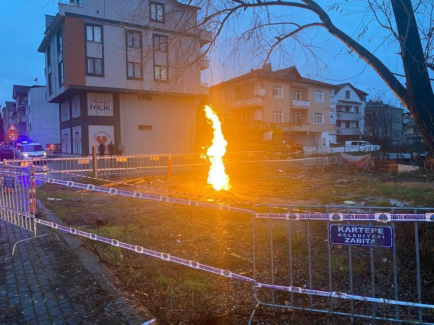 YER ALTINDAN ÇIKAN METAN GAZI ALEV ALDI, SAATLERDİR SÖNMÜYOR 1 İŞÇİNİN YARALANDIĞI OLAYIN İLK ANLARI GÖRÜNTÜLENDİ