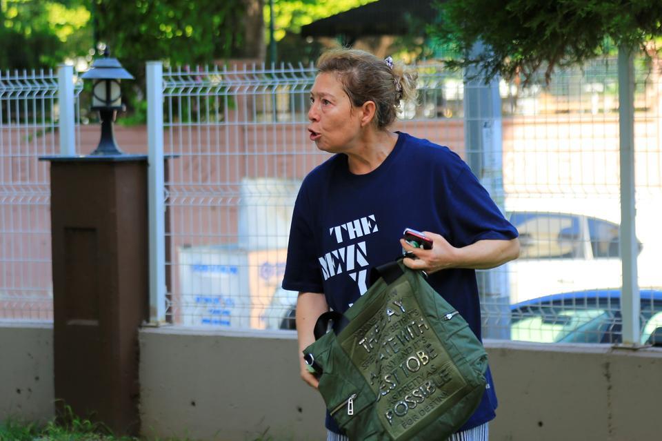 BOŞANMA AŞAMASINDAKİ KARISINA KURŞUN YAĞDIRDI UYUDUĞU SIRADA KULLANDIĞI İLAÇLAR NEDENİYLE SESLERİ DUYMAYAN GENÇ KIZ, SABAH UYANDIĞINDA ANNESİNİ KANLAR İÇİNDE BULDU OKULA GİTMEK İÇİN UYANAN GENÇ KIZ ANNESİNİN CANSIZ BEDENİ İLE KARŞILAŞTI POLİS EKİPLERİNİN KAYIPLARA KARIŞAN CİNAYET ŞÜPHELİSİNİ ARAMA ÇALIŞMASI SÜRÜYOR