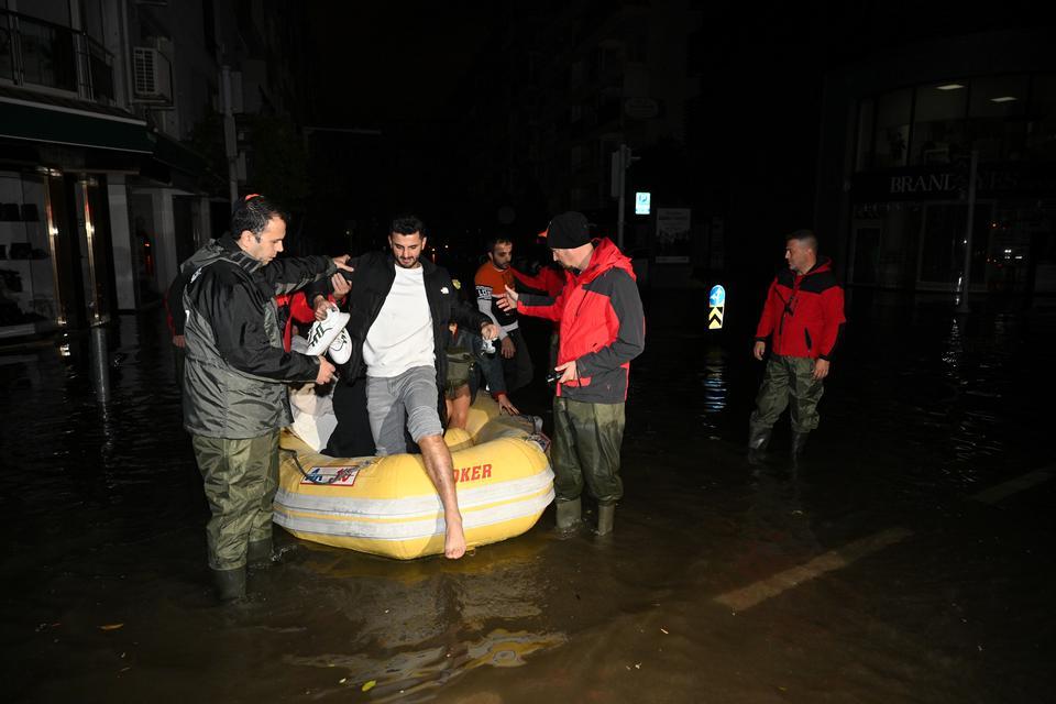 İzmir'de deniz taştı, sokaklar su altında kaldı