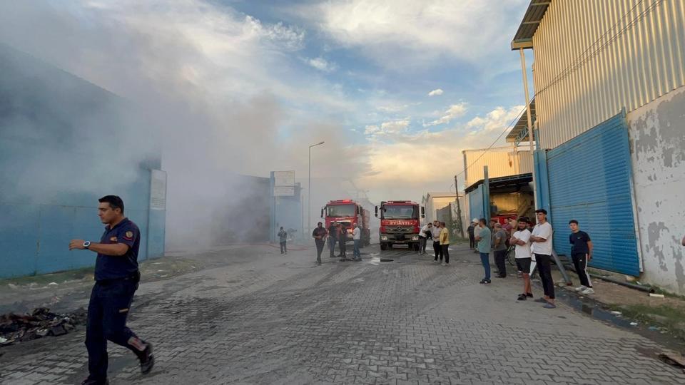 NAZİLLİ'DEKİ HURDACIDA YANGIN ÇIKTI: 2 KİŞİ DUMANDAN ETKİLENDİ