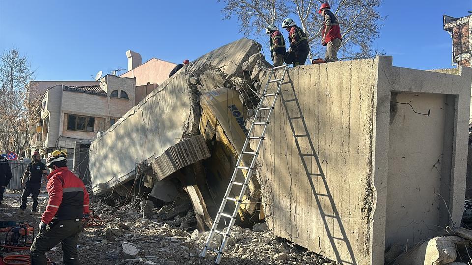 UŞAK'TA YIKIM ESNASINDA İŞ MAKİNESİ OPERATÖRÜ ENKAZ ALTINDA KALDI