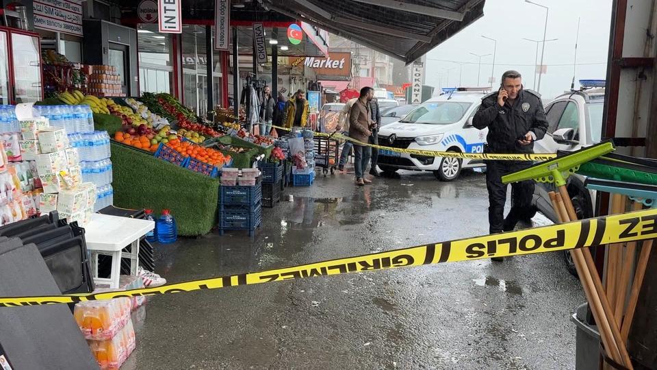 Oğlunu darp eden market çalışanını silahla vurdu