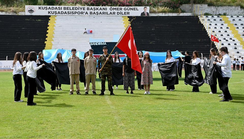 KUŞADASI'NDA 19 MAYIS COŞKUYLA KUTLANDI