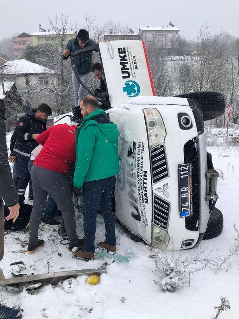 BARTIN'DA YARDIMA GİDEN UMKE ARACI BUZLU YOLDA DEVRİLDİ: 1 YARALI