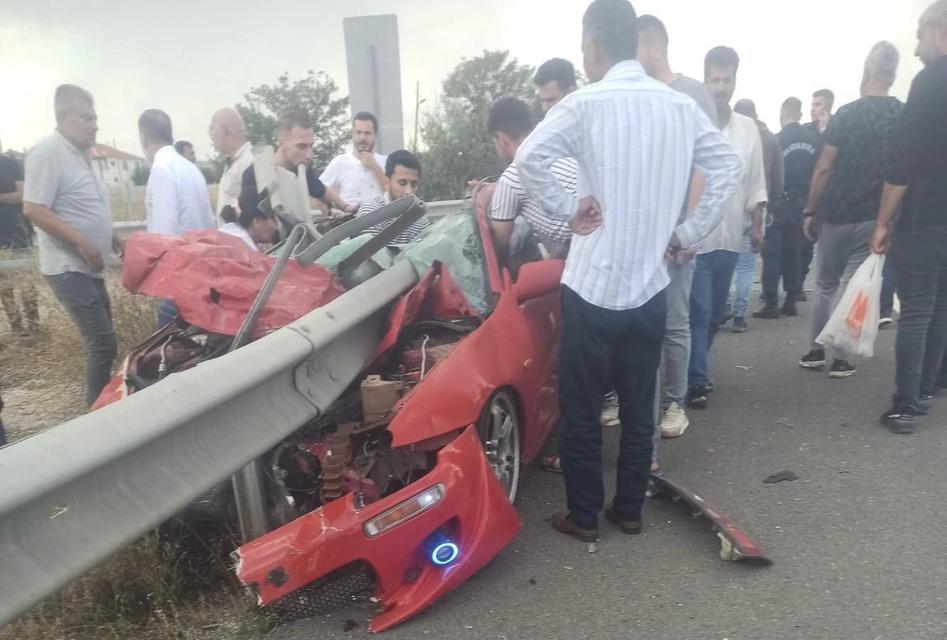 ANKARA'DA OTOMOBİL BARİYERLERE ÇARPTI: 1 ÖLÜ, 1 YARALI