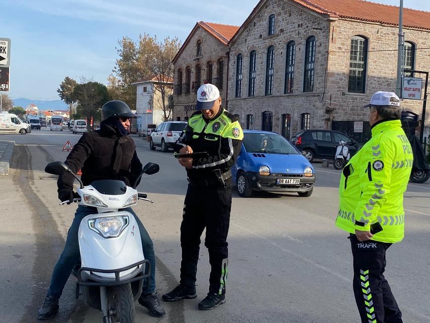 Kasksız motosiklet sürücülerine geçit vermiyorlar