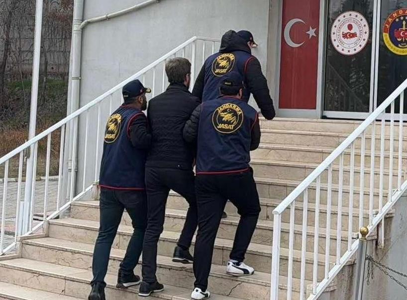 Saklandığı buzdolabında yakalandı