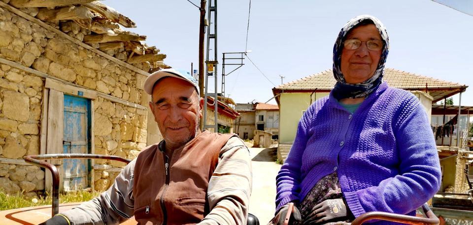 TRAKTÖR KAZASI YAŞLI ÇİFTİ AYIRDI: 1 ÖLÜ, 1 YARALI YAŞLI ÇİFTİN KAZADAN ÖNCE TRAKTÖRDE BİRLİKTE ÇEKİNDİKLERİ FOTOĞRAF KALDI