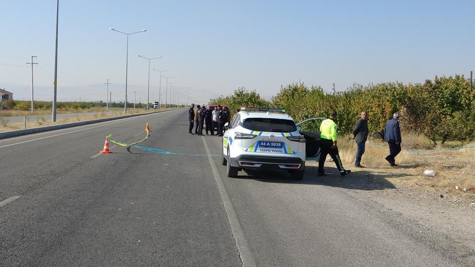 KONTROLDEN ÇIKIP BAHÇEYE UÇAN ARAÇ YANARAK KÜLE DÖNDÜ: 2 ÖLÜ