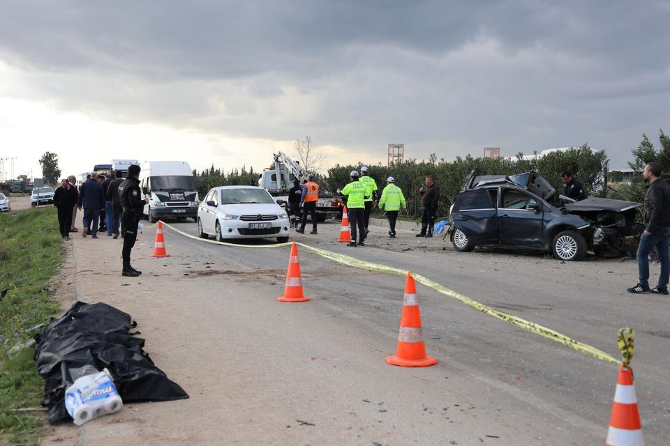 ADANA'DA OTOMOBİL KARŞI ŞERİDE GEÇİP MİDİBÜSE ÇARPTI: 2 ÖLÜ, 14 YARALI YOLUN KARŞISINDAKİ İŞÇİ SERVİSİNE ÇARPAN OTOMOBİLDEKİ ANNE VE OĞLU HAYATINI KAYBETTİ FORD MARKA OTOMOBİL HURDA YIĞININA DÖNDÜ