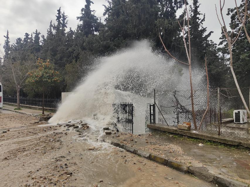 KUŞADASI'NDA İSALE HATTI PATLADI, MEZARLIĞI SU BASTI