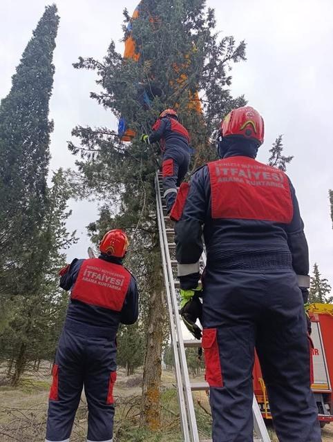 DENİZLİ'DE AĞAÇTA ASILI KALAN YAMAÇ PARAŞÜTÇÜYÜ İTFAİYE KURTARDI DENİZLİ'DE UÇUŞ ESNASINDA KONTROLÜNÜ KAYBEDİP AĞAÇTA MAHSUR KALAN YAMAÇ PARAŞÜTÜ PİLOTUNU İTFAİYE KURTARDI