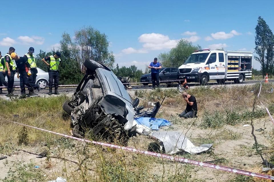 KAZADA BİR AİLE YOK OLDU TIRLA ÇARPIŞAN OTOMOBİLDE ANNE BABA OLAY YERİNDE, ÇOCUKLARA HASTANEDE ÖLDÜ