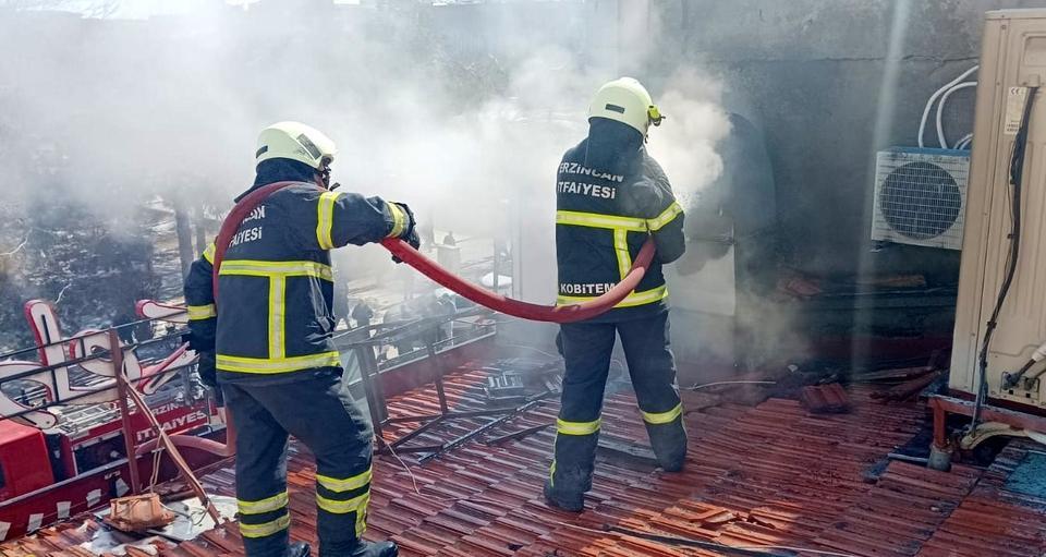 LOKANTANIN ÇATISINDA ÇIKAN YANGIN SÖNDÜRÜLDÜ