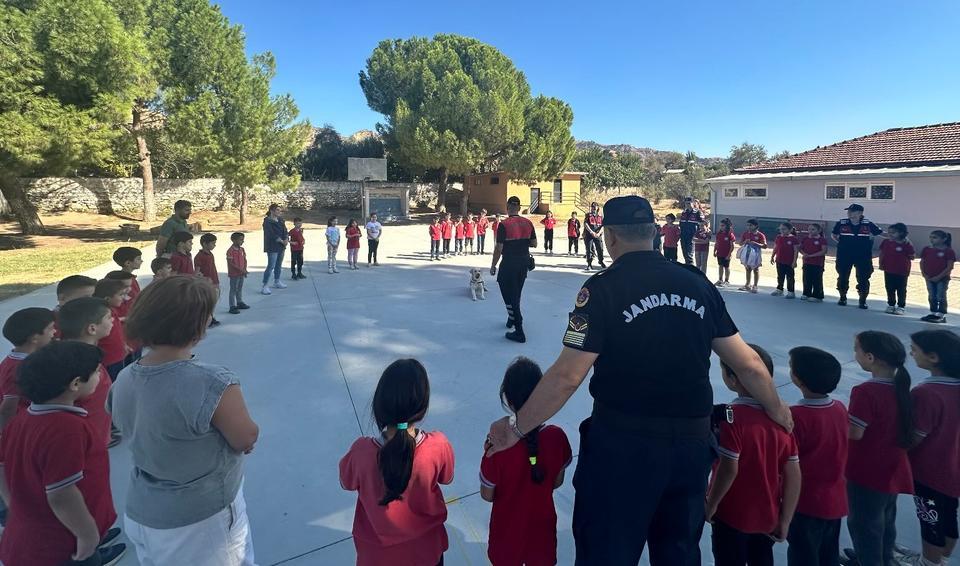 Aydın'da minik öğrencilere jandarma sürprizi