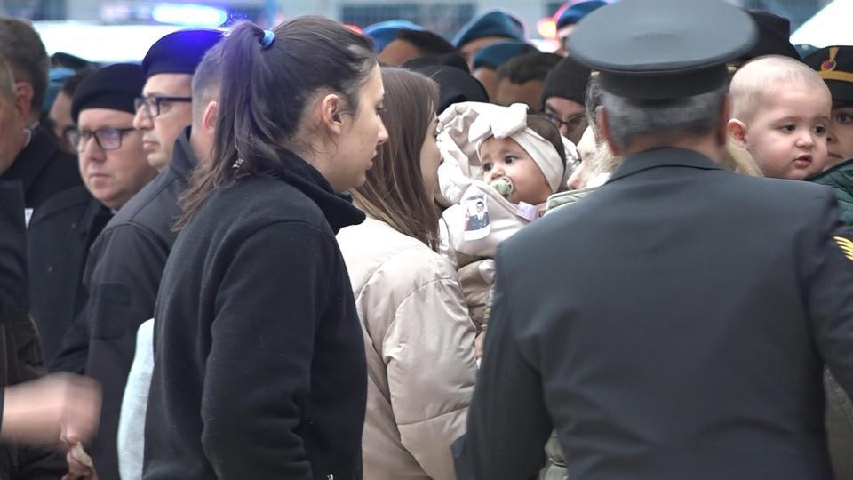 ŞEHİDİN 8 AYLIK BEBEĞİ HER ŞEYDEN HABERSİZ BABASININ TÜRK BAYRAĞINA SARILI TABUTUNA BAKTI ASKERİ TÖRENİN ARDINDAN YENİŞEHİR HAVALİMANI'NDAN ŞEHİDİN NAAŞI MEMLEKETİ ADANA'YA GÖTÜRÜLDÜ