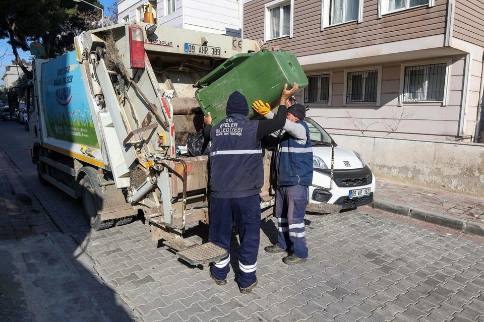 EFELER'DE BELEDİYE EKİPLERİNCE TEMİZLİK AKSAMIYOR BAŞKAN YETİŞKİN: "VATANDAŞLARIMIZIN MAĞDUR OLMASINA İZİN VERMEYECEĞİZ"