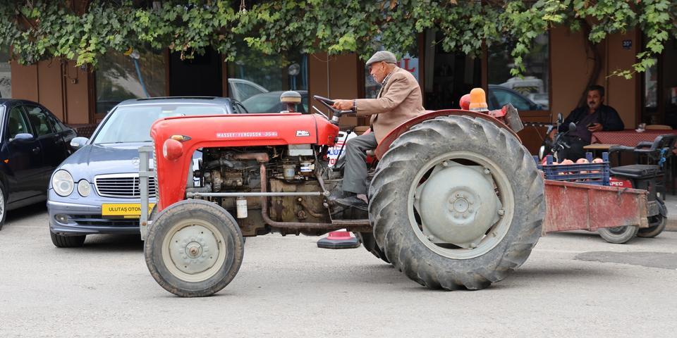 Ali Dede 69 yıllık traktöründen vazgeçemiyor