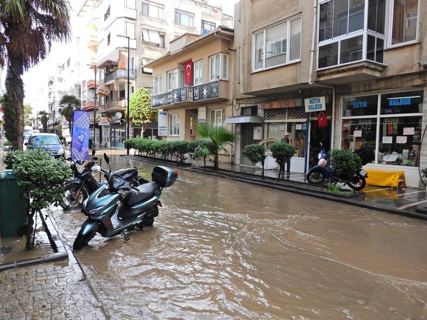 ERDEK'TE 10 DAKİKALIK YAĞIŞ SONRASI ALTYAPI SORUNU YİNE GÜNDEMDE ERDEK'TE 10 DAKİKA YAĞIŞ BELEDİYEYİ SINIFTA BIRAKTI