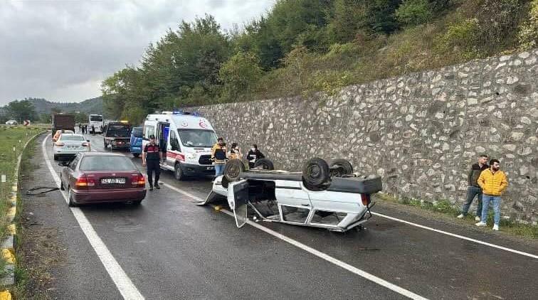 YOLCU OTOBÜSÜNE ÇARPAN OTOMOBİL TAKLA ATTI: 7 YAŞINDAKİ ÇOCUK HAYATINI KAYBETTİ