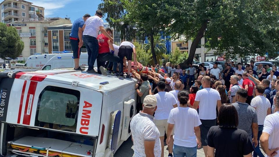 Aydın'da hasta taşıyan ambulans devrildi: 4 yaralı