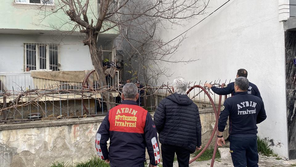 KUCAĞINDA YANGINDAN KURTARDIĞI CAN DOSTLARI İLE GÖZYAŞLARINA BOĞULDU SOKAKTA KALAN KADINI İTFAİYE EKİPLERİ SAKİNLEŞTİRMEYE ÇALIŞTI