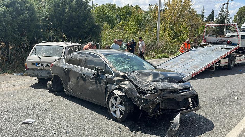 UŞAK'TA OTOMOBİLLER ÇARPIŞTI: 1 ÖLÜ, 4 YARALI