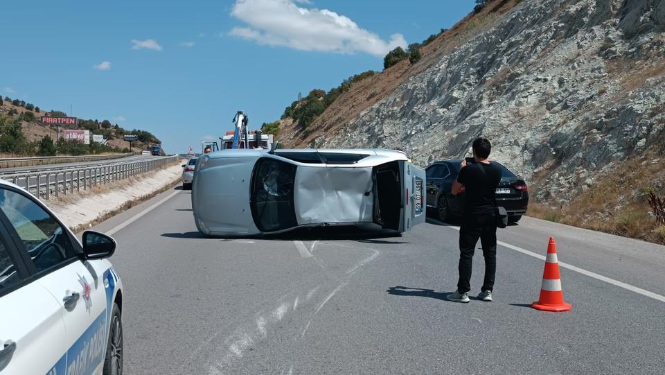 KÜTAHYA'DA İKİ OTOMOBİLİN TAKLA ATTIĞI KAZADA 6 KİŞİ YARALANDI