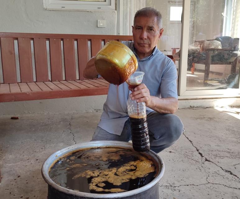 TARLADA KALAN KARPUZLAR PEKMEZE DÖNÜŞTÜ ELİNDE KALAN KARPUZLARIN SUYUNU ÇIKARAN ÜRETİCİ, KAZANDA KAYNATIP PEKMEZ YAPTI