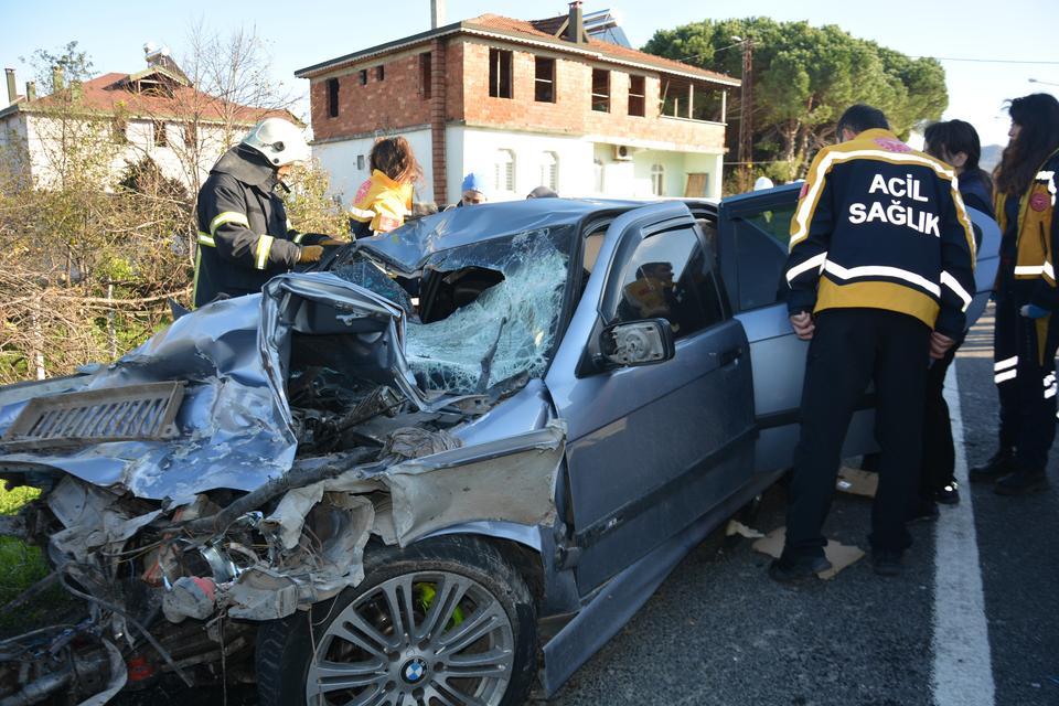 OTOMOBİL, KAVŞAKTAN DÖNEN KAMYONA ARKADAN ÇARPTI: 3 ÖLÜ