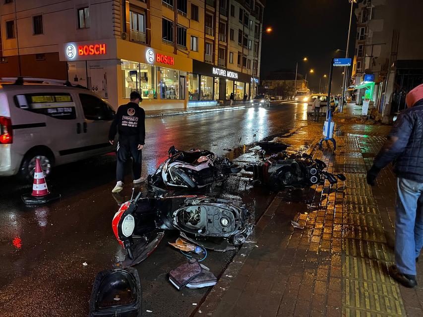 Park halindeki motosikletlere çarpıp kaçtı