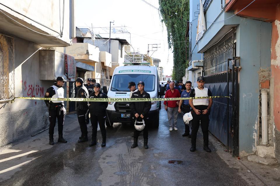 YATAĞIN ALTINA KONULAN ISITICIDAN YANGIN ÇIKTI, 3 ÇOCUK FECİ ŞEKİLDE CAN VERDİ ADANA'DA YATAĞIN ALTINA KONULAN ISITICIDAN ÇIKAN YANGINDAN DOLAYI EN BÜYÜĞÜ 6 EN KÜÇÜĞÜ 1 YAŞINDAKİ 3 ÇOCUK YANARAK FECİ ŞEKİLDE HAYATINI KAYBETTİ YANGIN BABA İŞTEYKEN ÇIKARKEN ANNE İSE CANINI ZOR KURTARDI