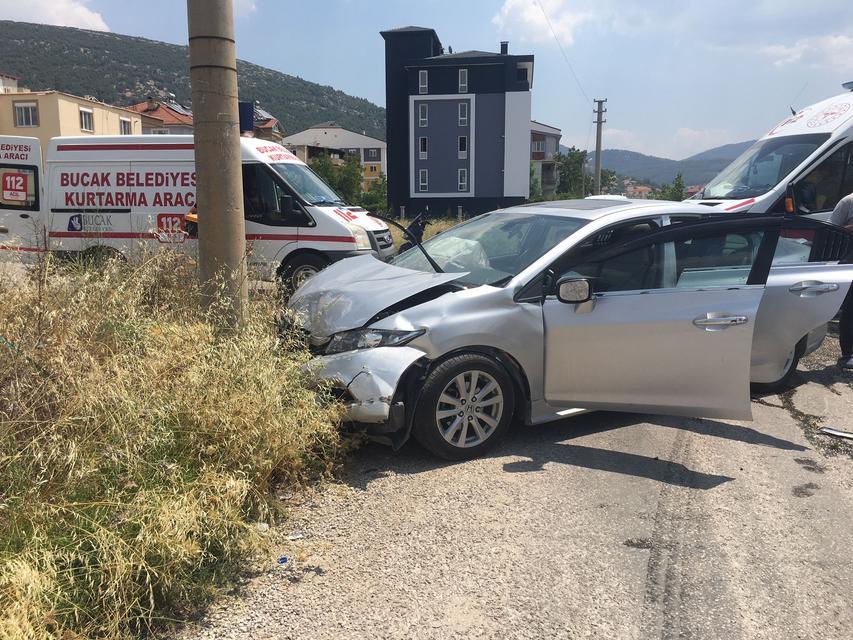 BURDUR'DA İKİ OTOMOBİL ÇARPIŞTI, ARAÇLARDAN BİRİ KÖPRÜDE ASILI KALDI: 3 YARALI