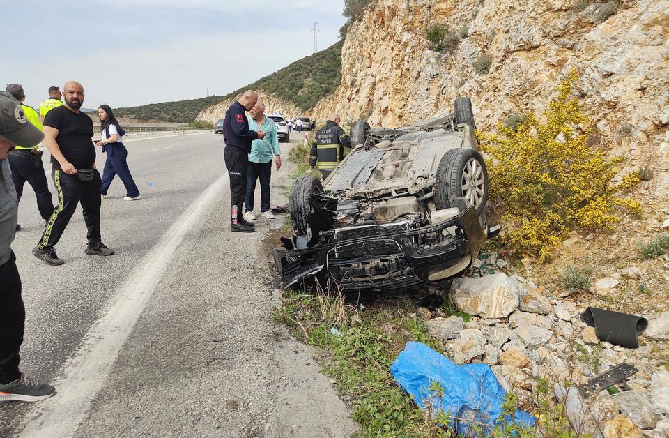 Aydın’da virajı alamayan otomobil takla attı: 2 yaralı