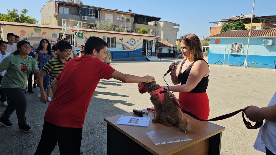 Özel öğrencilerden hayvanlar gününe özel kutlama