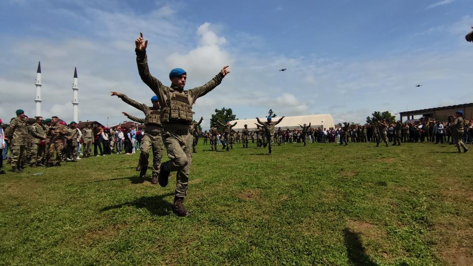 KOSOVA'DA TÜRK ASKERİ 19 MAYIS BAYRAMI'NI ZEYBEK OYNAYARAK KUTLADI