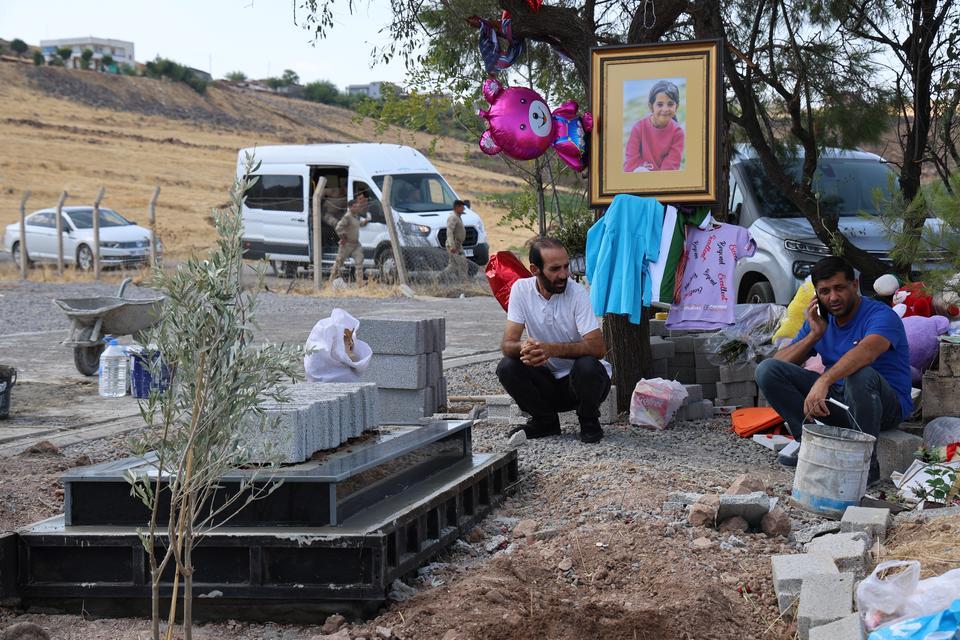 NARİN'İN MEZARI YAPILDI NARİN 8 GÜNDÜR MEZARI BAŞINDA ZİYARET EDİLİYOR, DUALAR OKUNUYOR