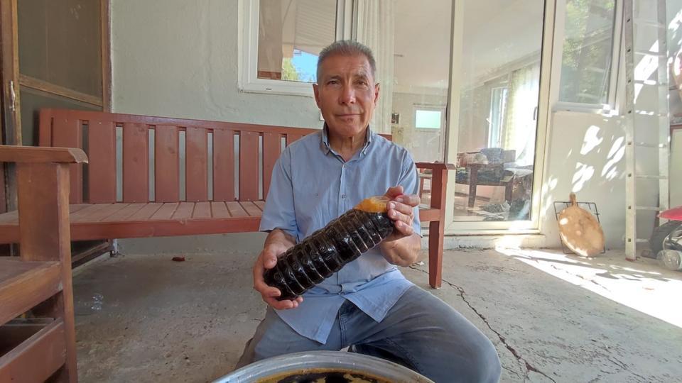 TARLADA KALAN KARPUZLAR PEKMEZE DÖNÜŞTÜ ELİNDE KALAN KARPUZLARIN SUYUNU ÇIKARAN ÜRETİCİ, KAZANDA KAYNATIP PEKMEZ YAPTI