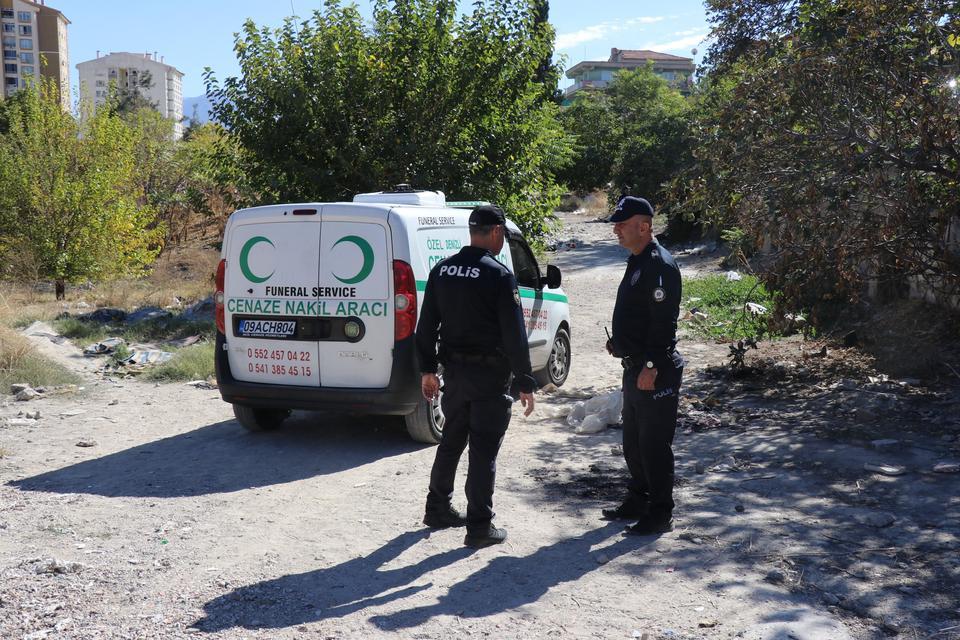 BOŞ ARAZİDE İNSAN KEMİKLERİ BULUNDU KEMİKLERİN KAYIP ALZHEİMER HASTASI KADINA AİT OLDUĞU DEĞERLENDİRİLİYOR