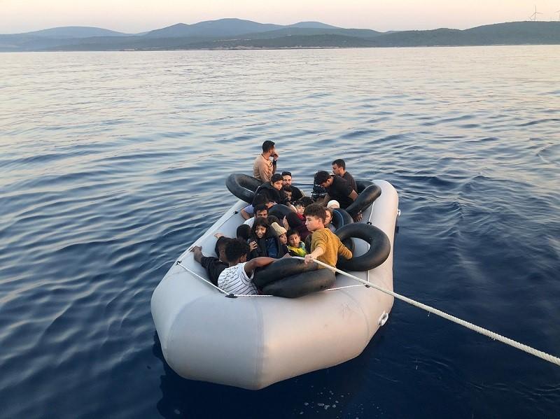 İzmir'de 104 göçmen karaya çıkartıldı