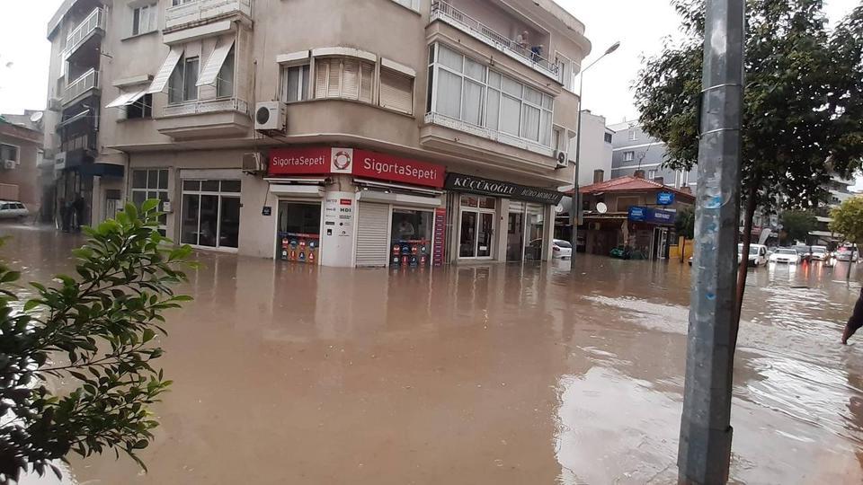 Aydın'da sağanak yaşamı olumsuz etkiledi