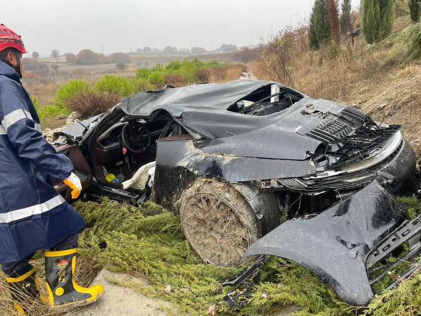 BALIKESİR'DE OTOMOBİL OTOBANDA ŞARAMPOLE UÇTU: 1 YARALI